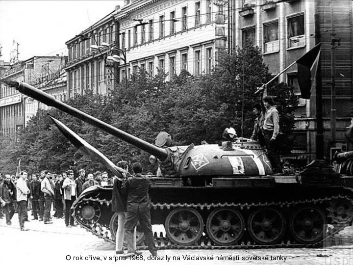 O rok dříve, v srpnu 1968, dorazily na Václavské náměstí sovětské tanky