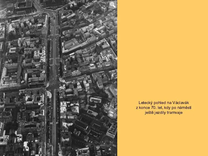 Letecký pohled na Václavák z konce 70. let, kdy po náměstí ještě jezdily tramvaje