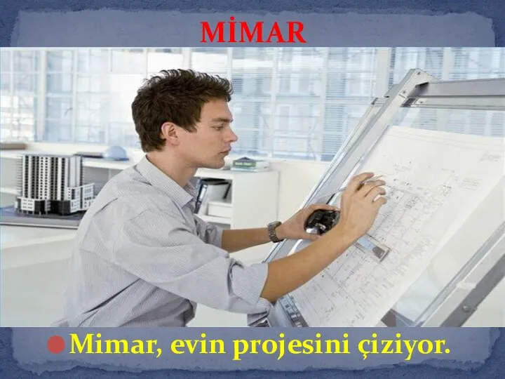 Mimar, evin projesini çiziyor. MİMAR