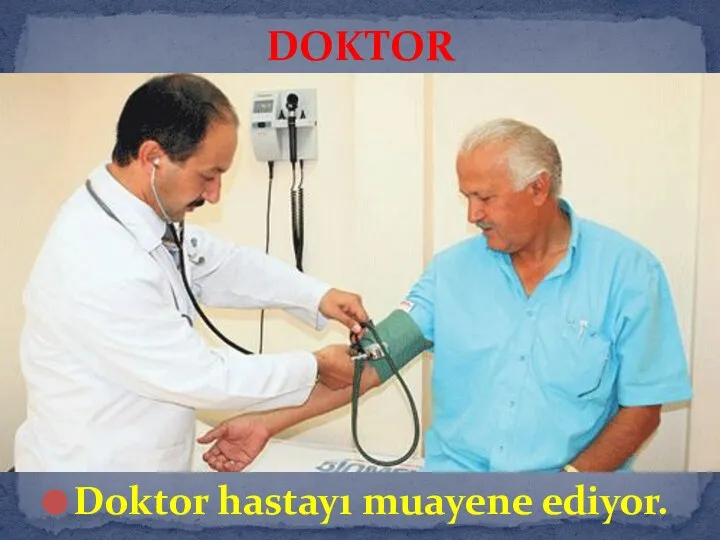 Doktor hastayı muayene ediyor. DOKTOR