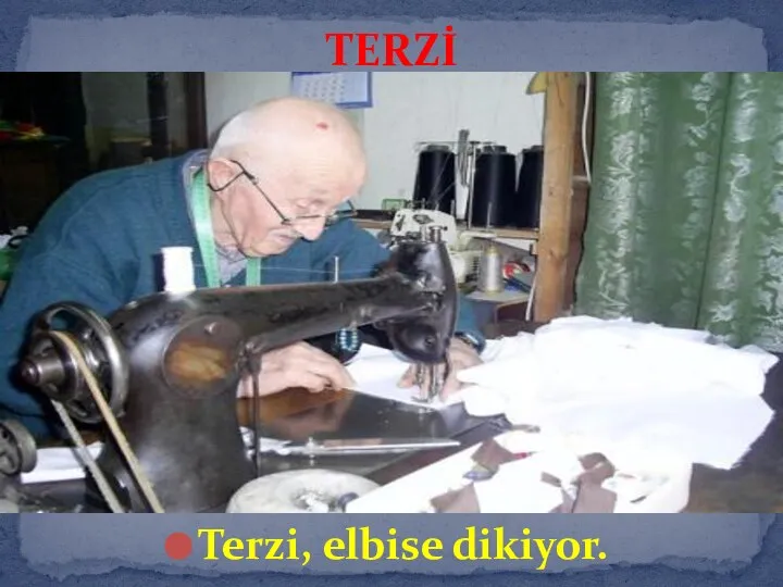 Terzi, elbise dikiyor. TERZİ