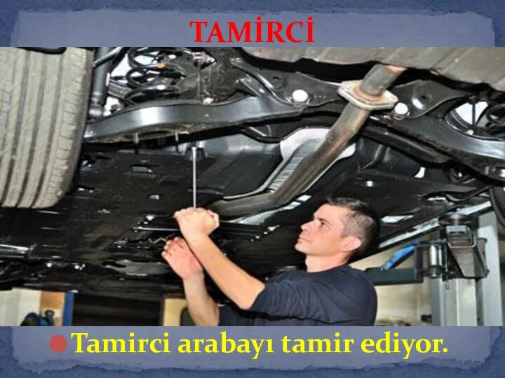 Tamirci arabayı tamir ediyor. TAMİRCİ