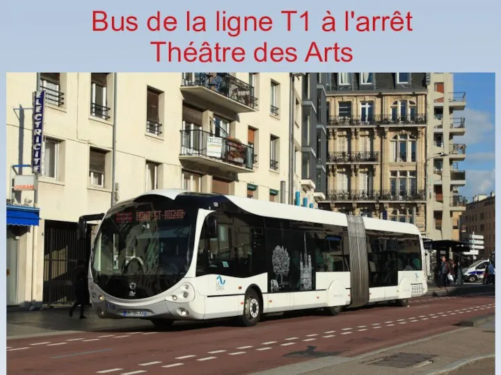 Bus de la ligne T1 à l'arrêt Théâtre des Arts