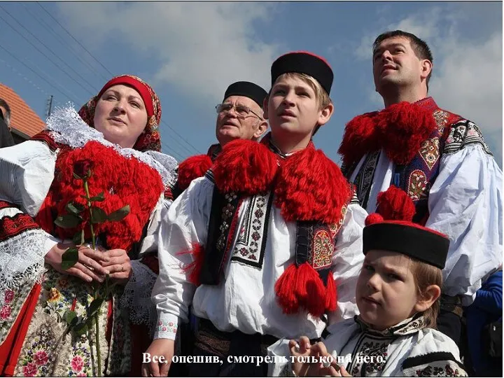 Взрослый улыбался застыв, а ребенок перелетел обрыв. Все, опешив, смотрели только на него.