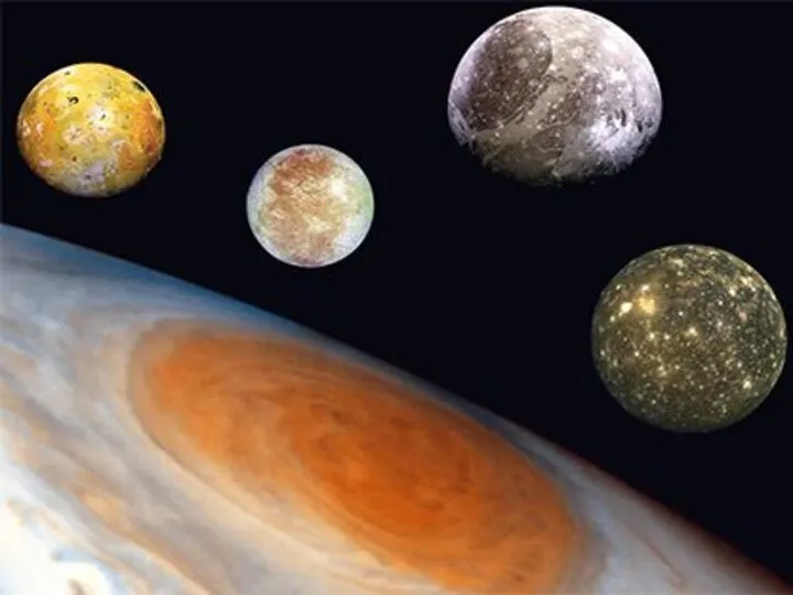 У самой большой планеты в Солнечной системе есть 16 естественных спутников. Четыре