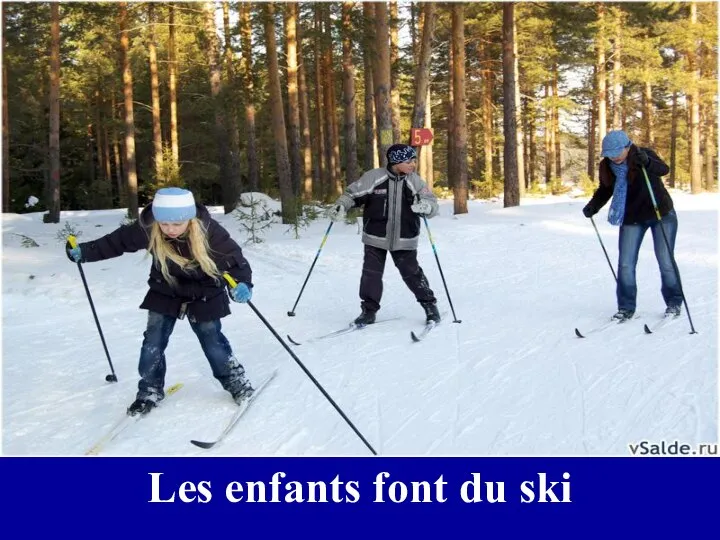 Les enfants font du ski