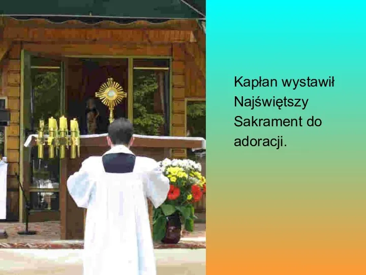 Kapłan wystawił Najświętszy Sakrament do adoracji.