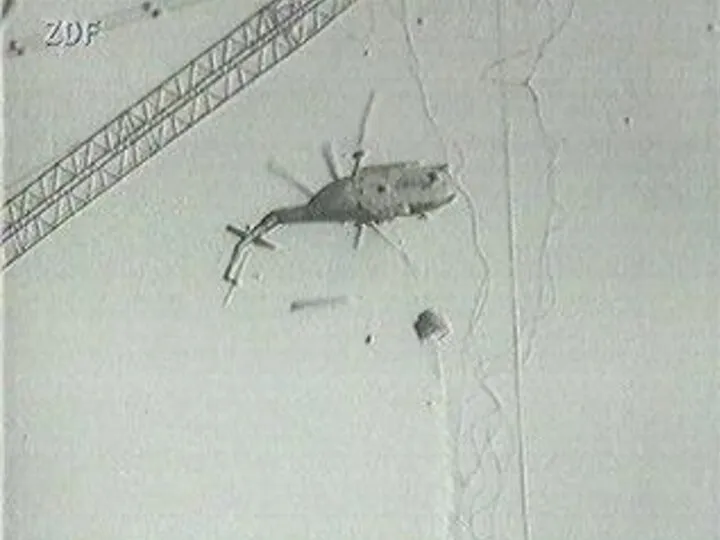 Пропеллер вертолёта задел Кран. И Экипаж Вертолёта МИ-8 Упал в Реактор.
