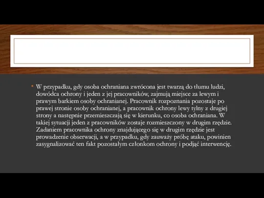 W przypadku, gdy osoba ochraniana zwrócona jest twarzą do tłumu ludzi, dowódca